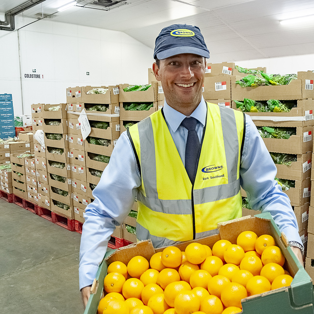 Deliverydriverhandlingfruit,byindustrialphotographerRegMoorebasedinFrance.PhotographeindustrielBergerac,Dordogne,Perigueux,Bordeaux,toulouse,Bayonne,Pau,Tarbes,LaRochelle.png