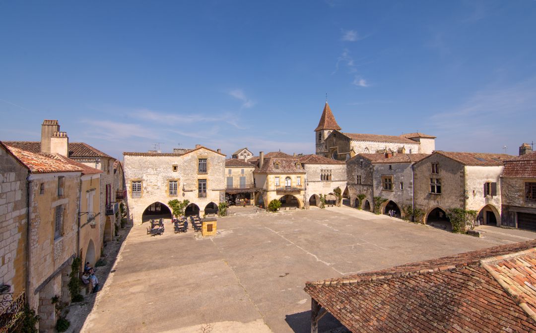 MonpazierMarketSquare,byeditorial&architecturephotographerRegMoorebasednearBergeracintheDordogne,France.png