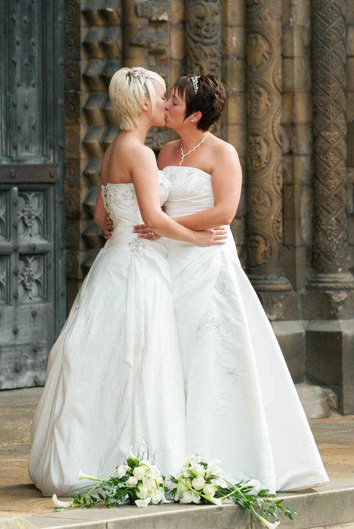 Twobrideskissing.ByRegMoore,weddingphotographerintheDordogne,France.png